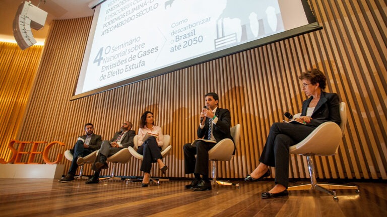 Mesa de discussão (EN: Discussion panel).